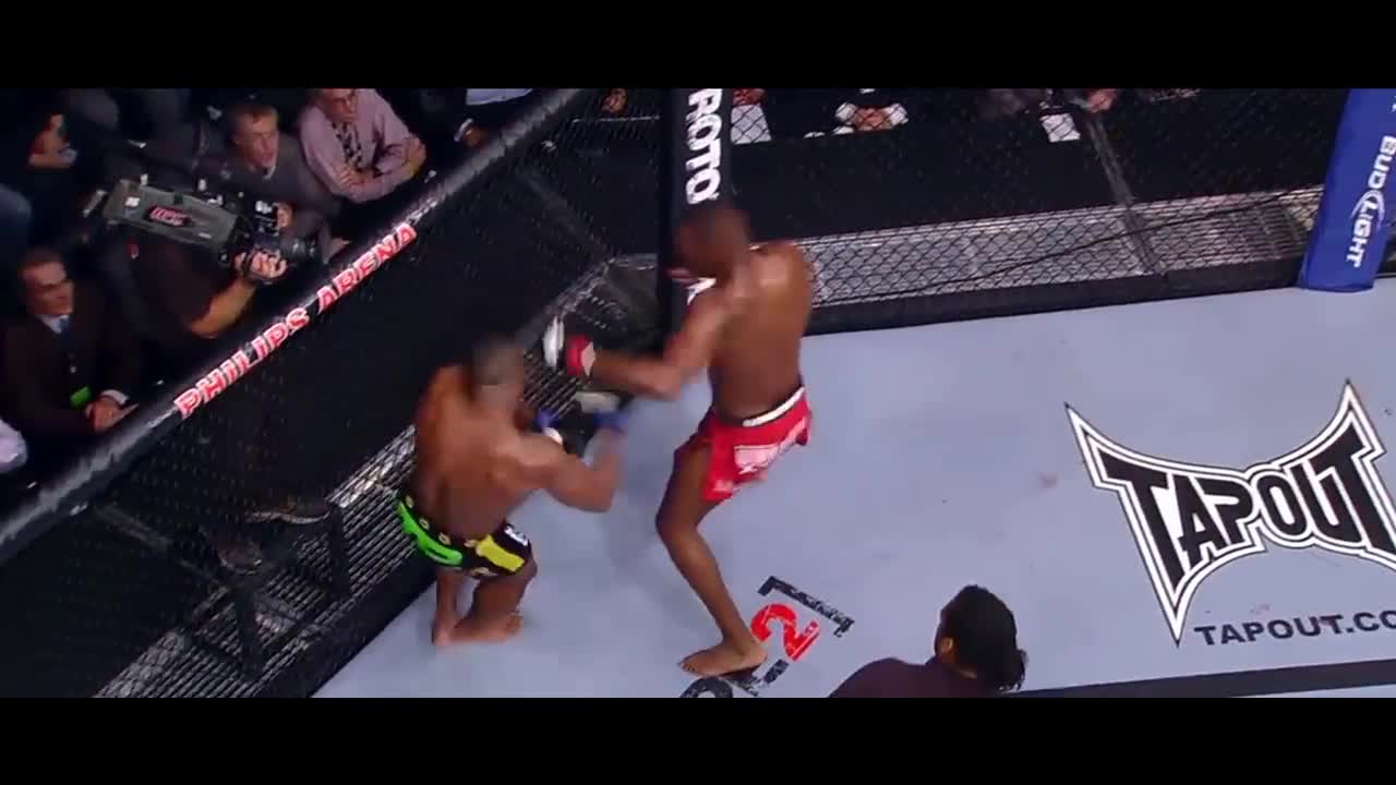琼斯战斗集锦，UFC轻重量级有史以来最年轻的冠军！