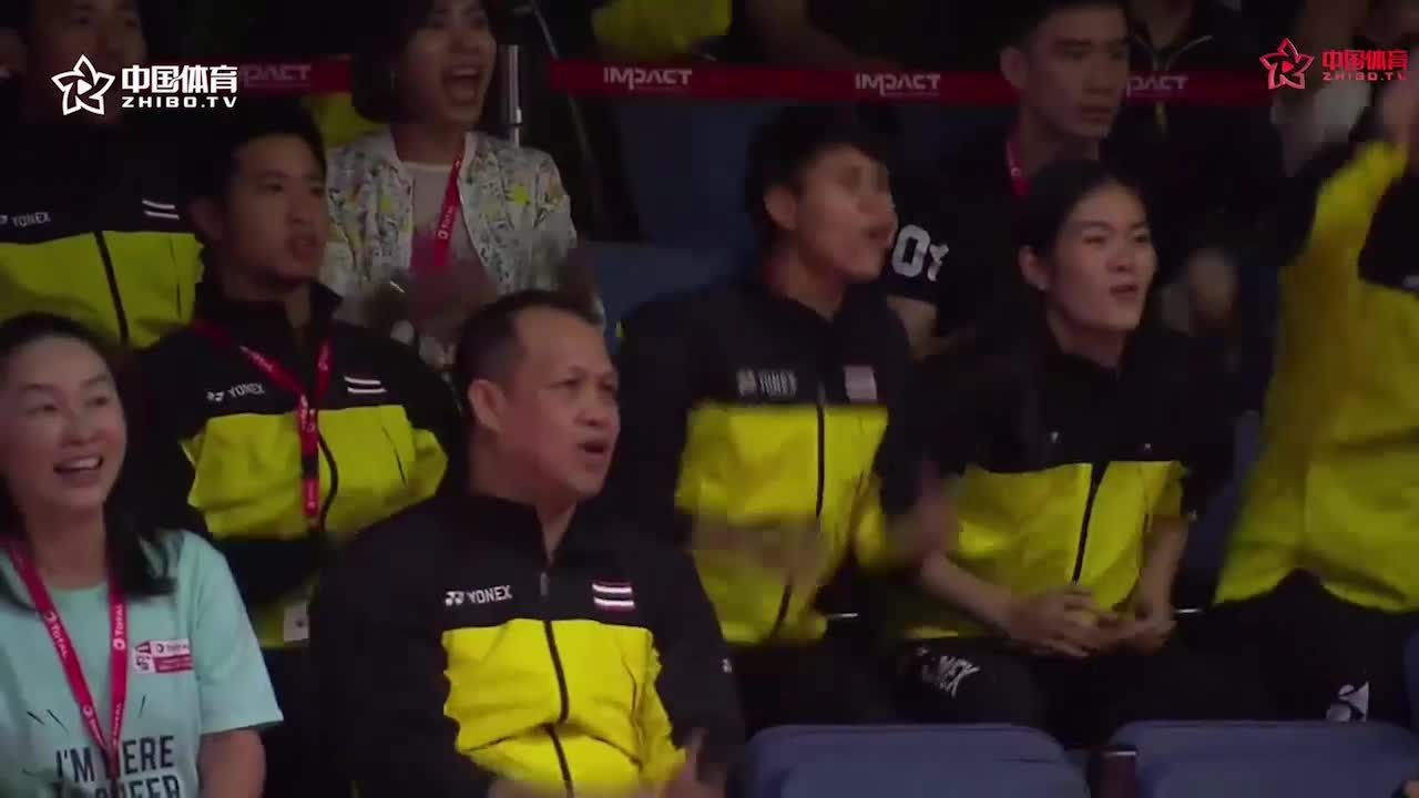 中泰两国啦啦队各具特色 疯狂为球队打call