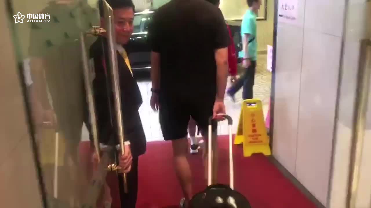 张继科侯英超带着女儿奔赴球馆 