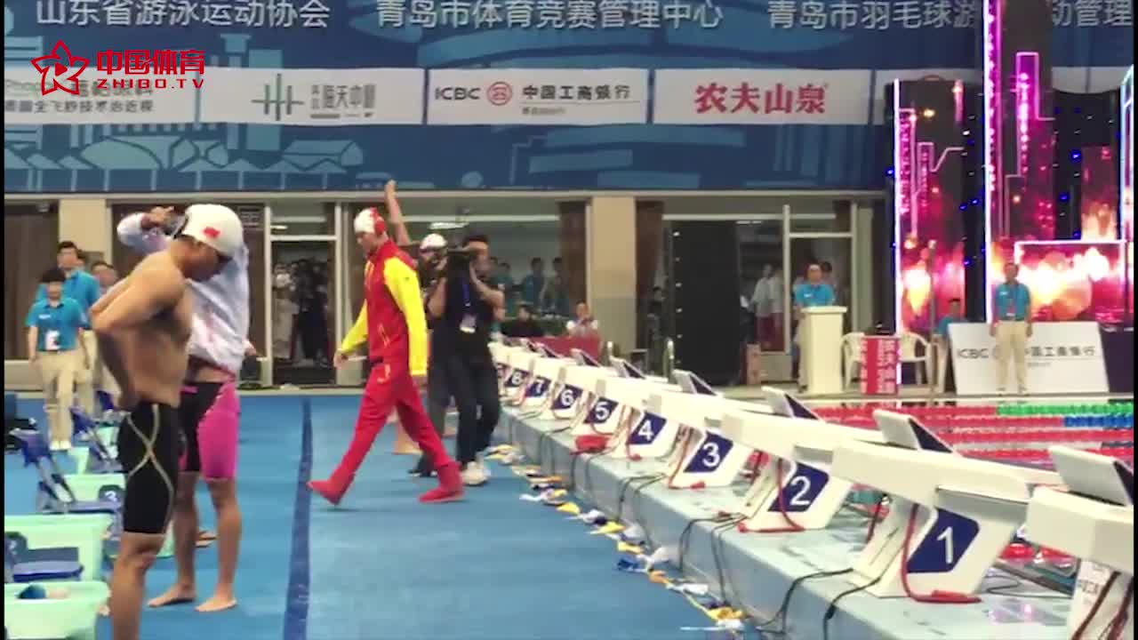 孙杨帅气登场！男子200米自由泳预赛赛前准备