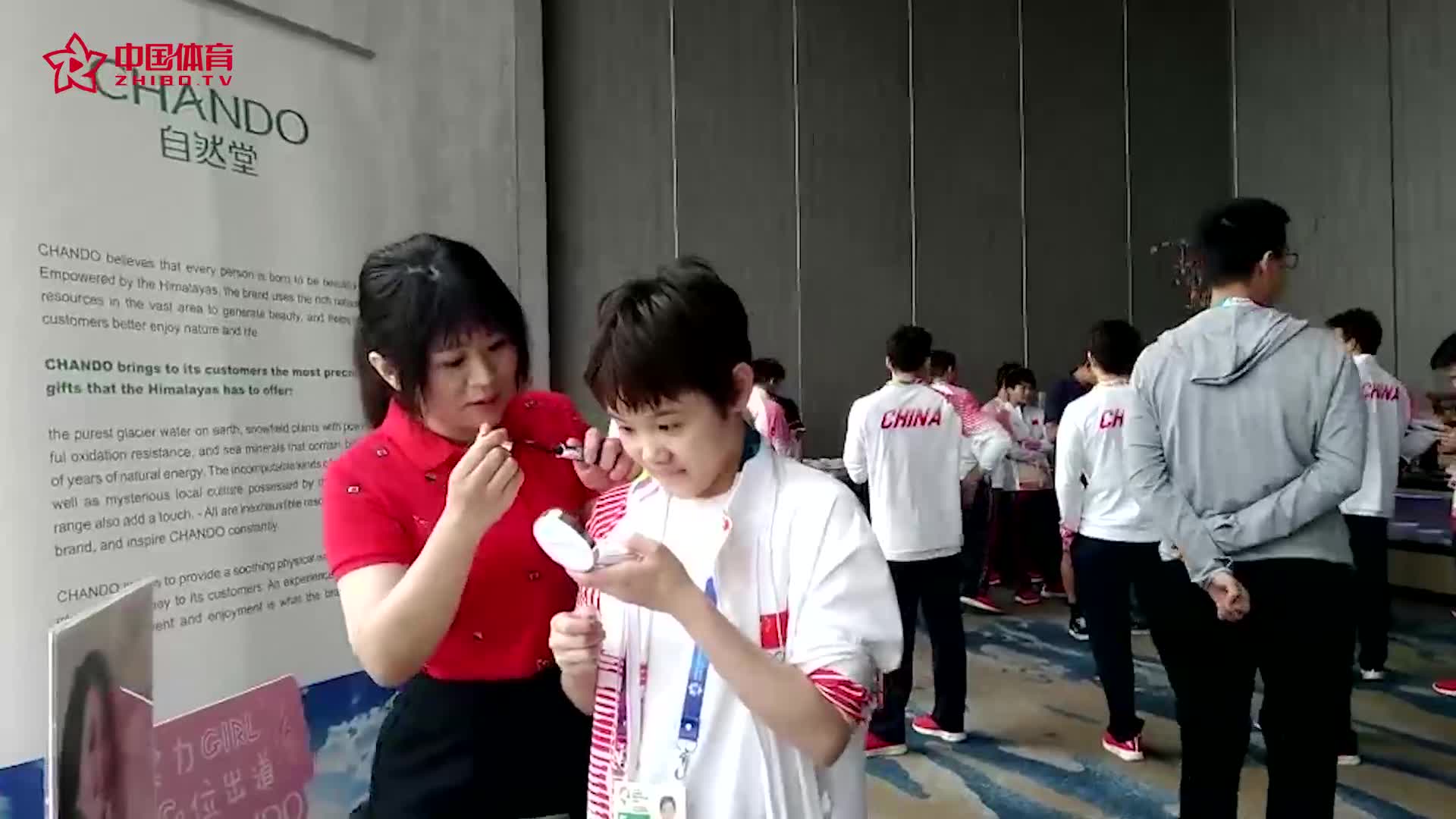 被自己迷住了！亚运跳水冠军分享会上张家齐开心尝试美妆