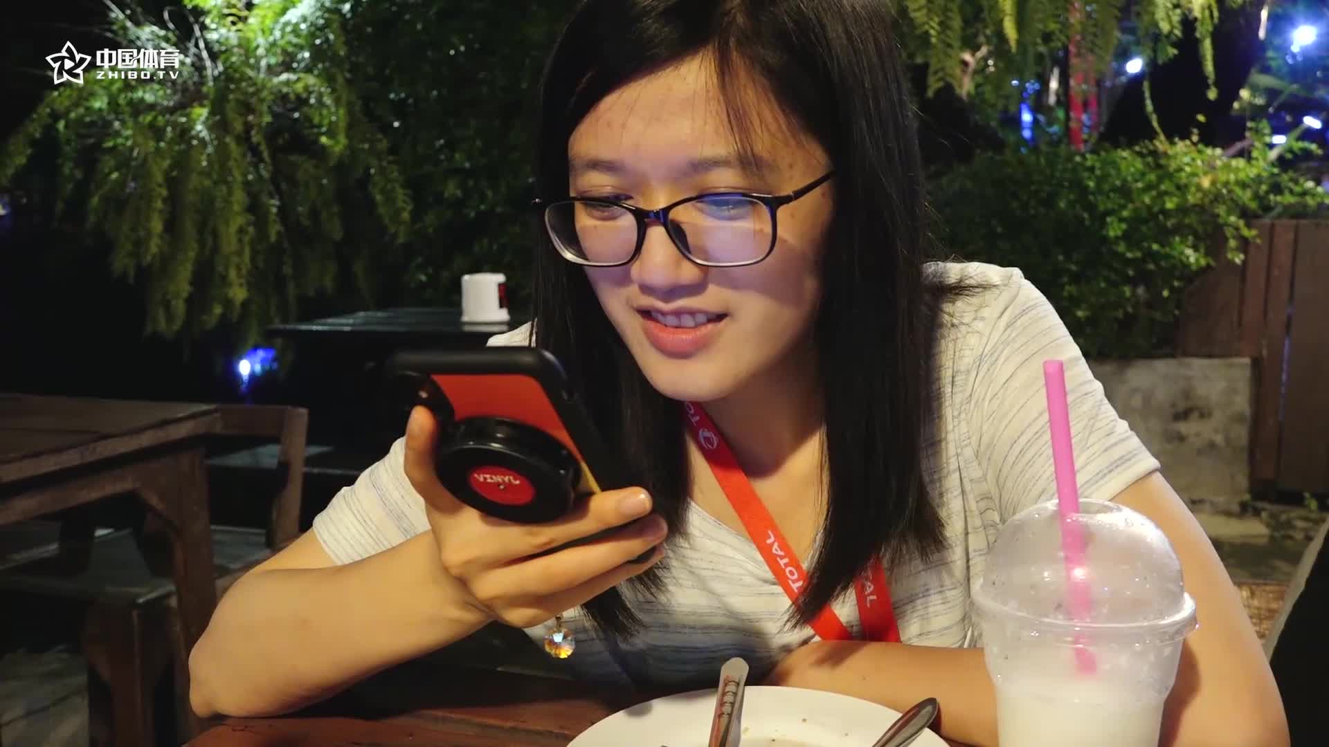 美女记者在曼谷测试汉语6级 一旁小哥深情演唱泰文歌