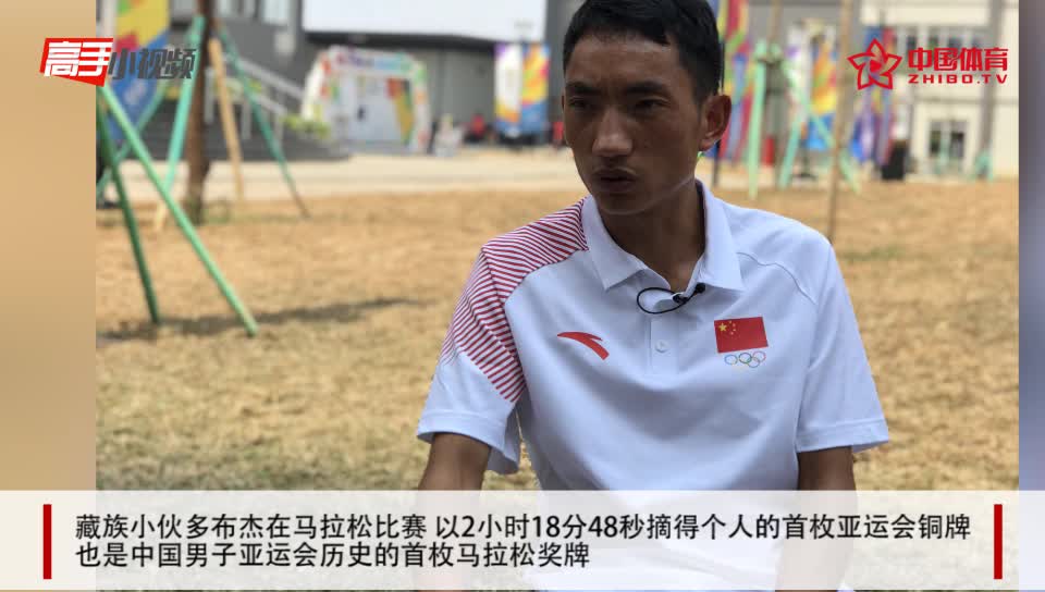 采访间隙同为藏族的主持人和多布杰说起了藏语