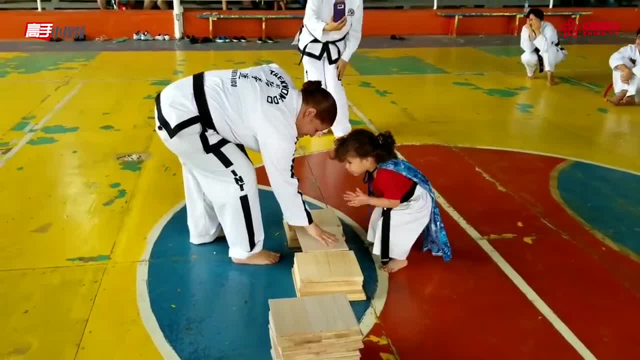 骗生娃系列！小萝莉练习跆拳道踢木板简直萌翻了