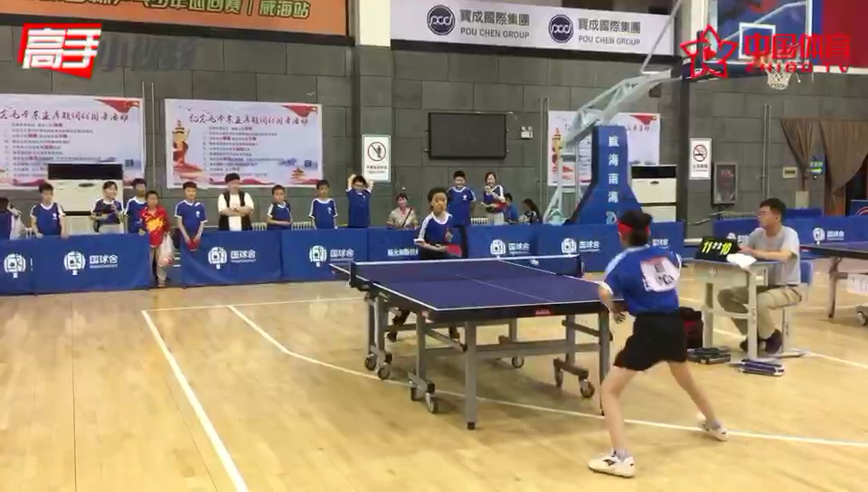 人家还是个宝宝！小女孩丢球场下被训一脸无奈