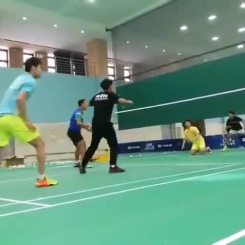 欢乐羽毛球，摄像小哥估计肚子都笑痛了（视频来自互联网）