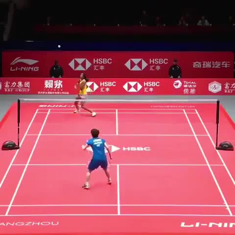 辛杜使出山口茜绝活—后仰接球，整个人弯成一个大写的C