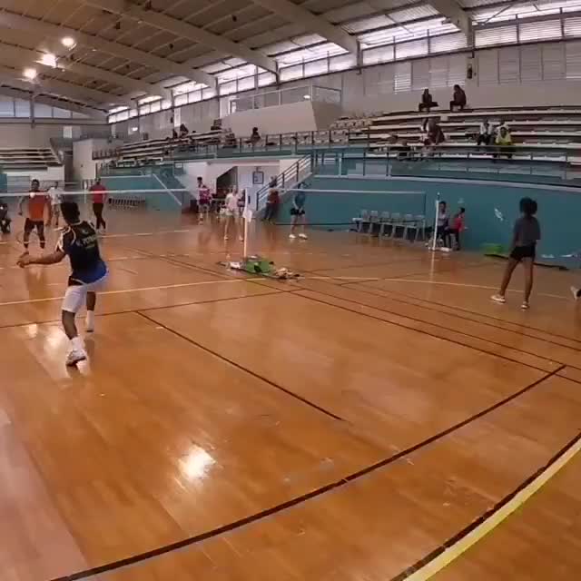 高手对决，杀球救球样样精通（视频来自互联网）
