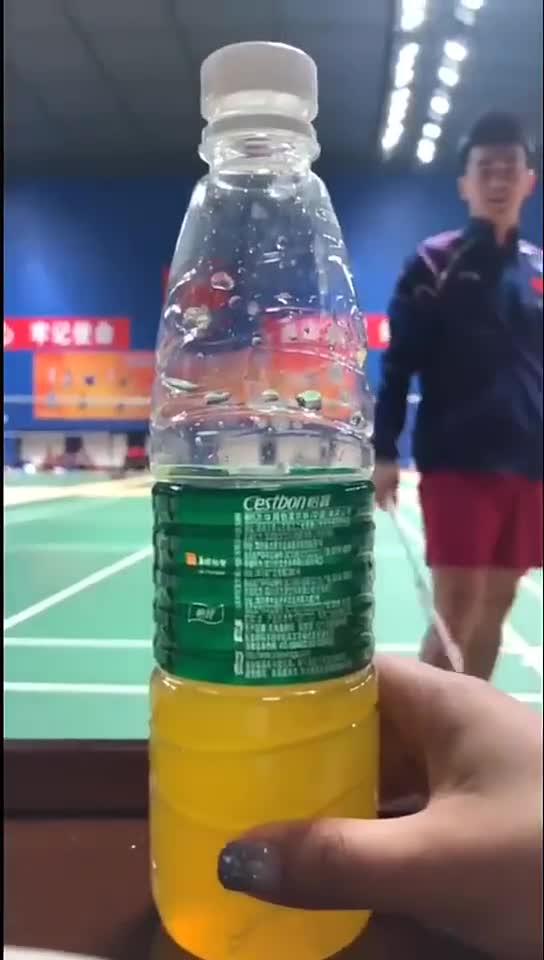 郑思维瓶盖挑战 神情太可爱了