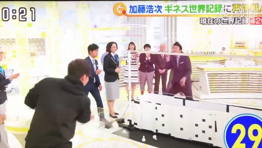 日本人挑战筷子夹羽毛球吉尼斯纪录 来数一数夹了多少个