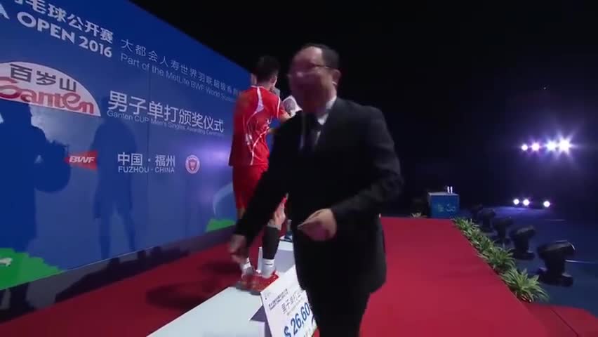 谌龙发挥东道主精神，没想到自己的奖杯也坏了