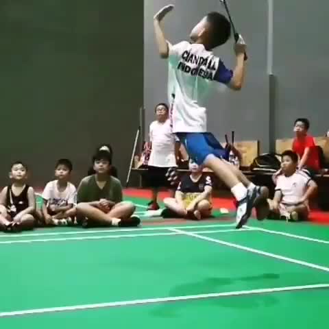 少年王者，小朋友们投来羡慕的眼光（视频来自互联网）