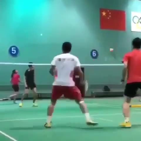 跳起来假装扣杀，把女生骗的团团转