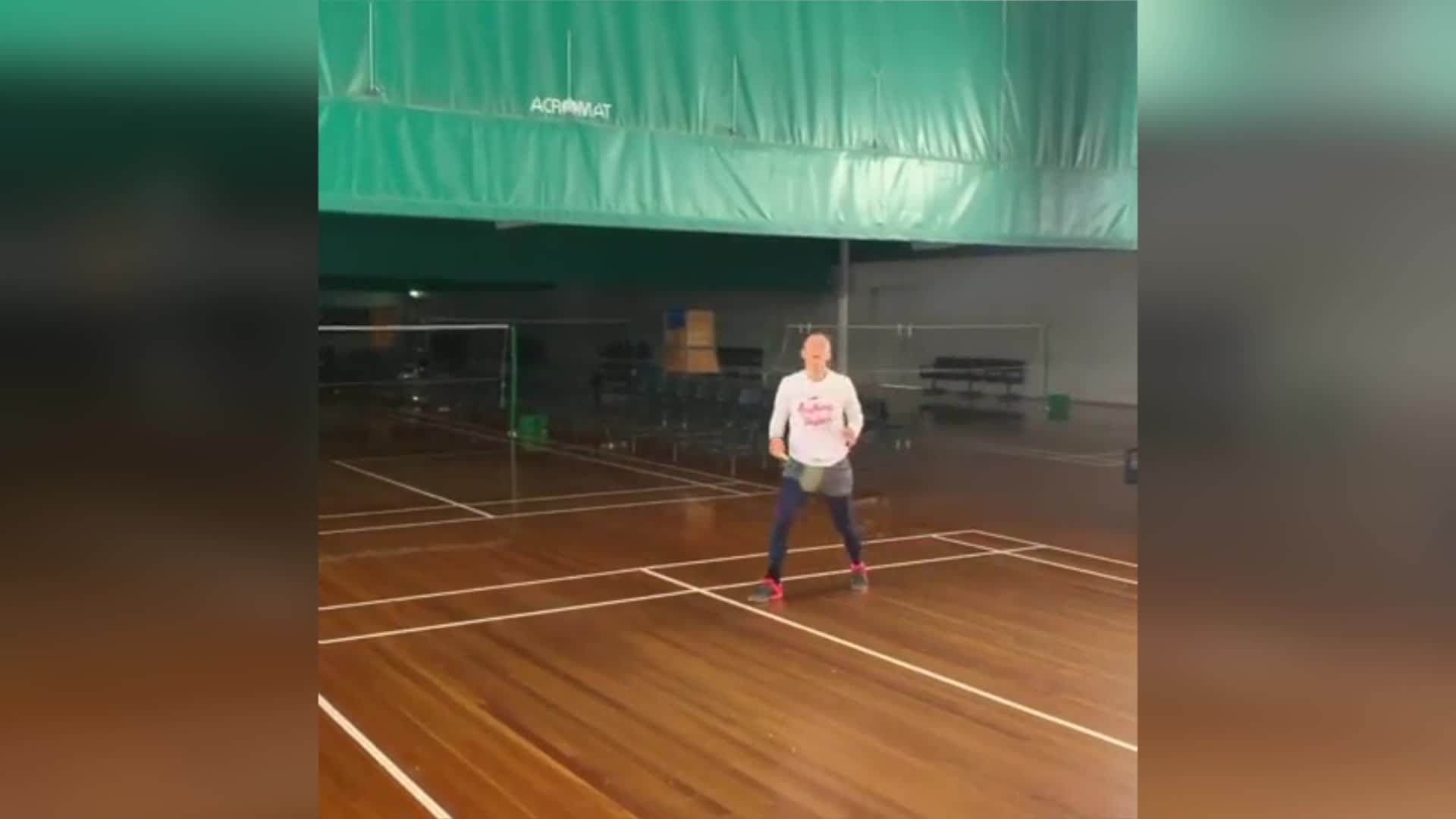 康荣雅日常训练 横向移动中击球