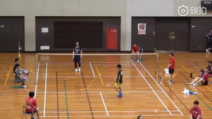 日本生猛小学生 和职业选手打一点都不怯场