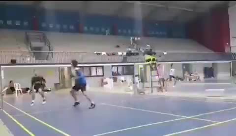 宁可在地上翻滚，也要把球给救起来（视频来自互联网）