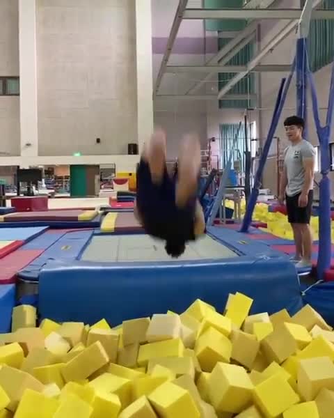 加入戴资颖转行蹦床 那也是蹦床一枝花