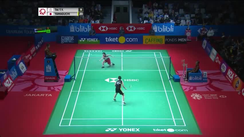 山口茜获胜一刻 小跑着去和小戴握手