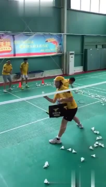 外卖小哥变身运动达人 羽毛球馆内猛练步伐