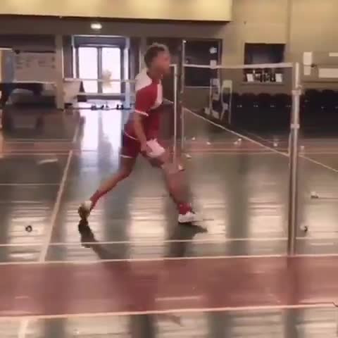小哥练习反手，姿势略显妖娆（视频来自互联网）
