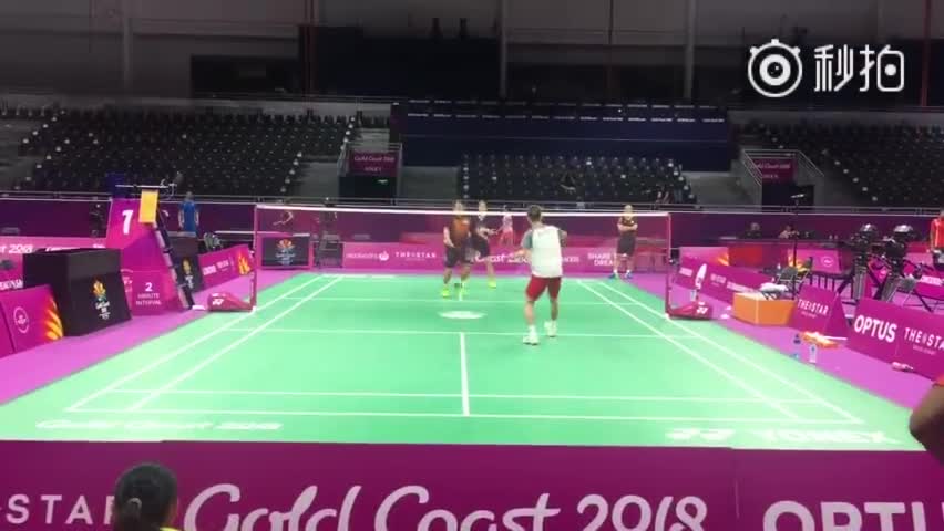 李宗伟训练视频，后排陪练的女球员感觉很无助