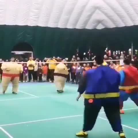 相扑羽毛球比赛，充气的身体丝毫不影响选手的灵活性（视频来自互联网）