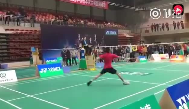 高手在民间，红衣大哥的反手一看就是练过的