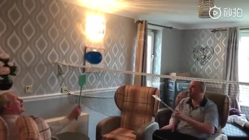 如果有一天我们老得走不动了，就这么打羽毛球吧