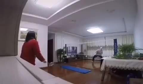 室内羽毛球，可以听出来放的是什么电视剧吗？（视频来自互联网）