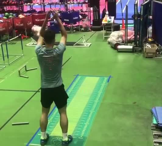 周天成立定跳远，你觉得他的体能如何？