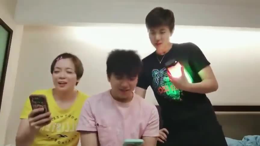 训练之余球员在做什么？陈清晨杜玥一展歌喉