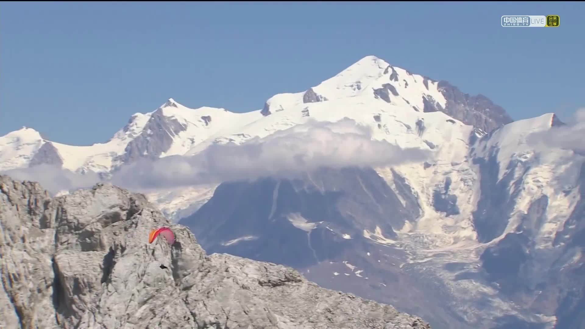 2022环法S10 | 雪山之间飞着的滑翔伞 风景美极了