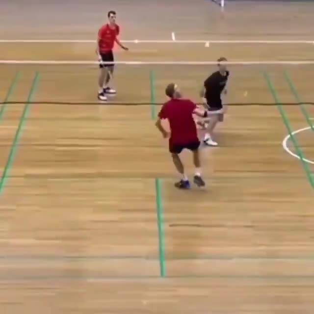 反复看了三遍，才看清第一球是反手（视频来自互联网）