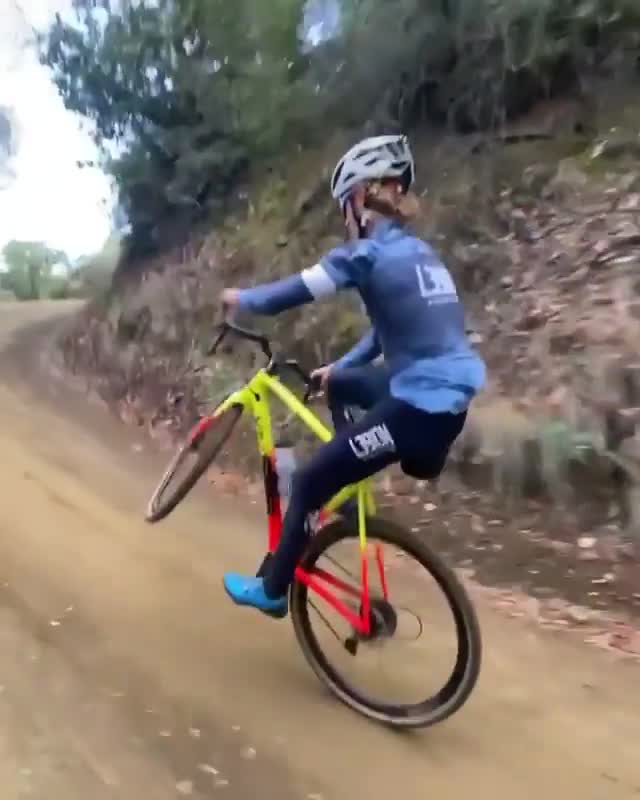 美女车手gravel路上不忘wheelie