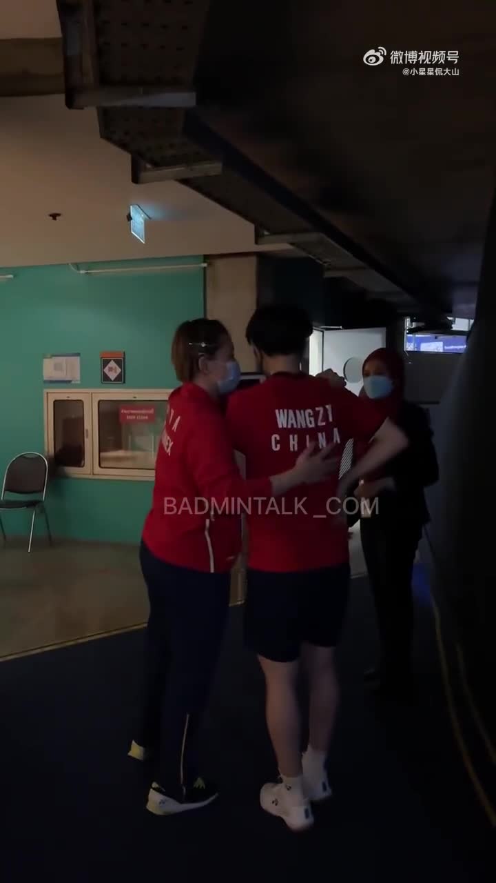 心疼！陈清晨赛后安慰输球的王祉怡