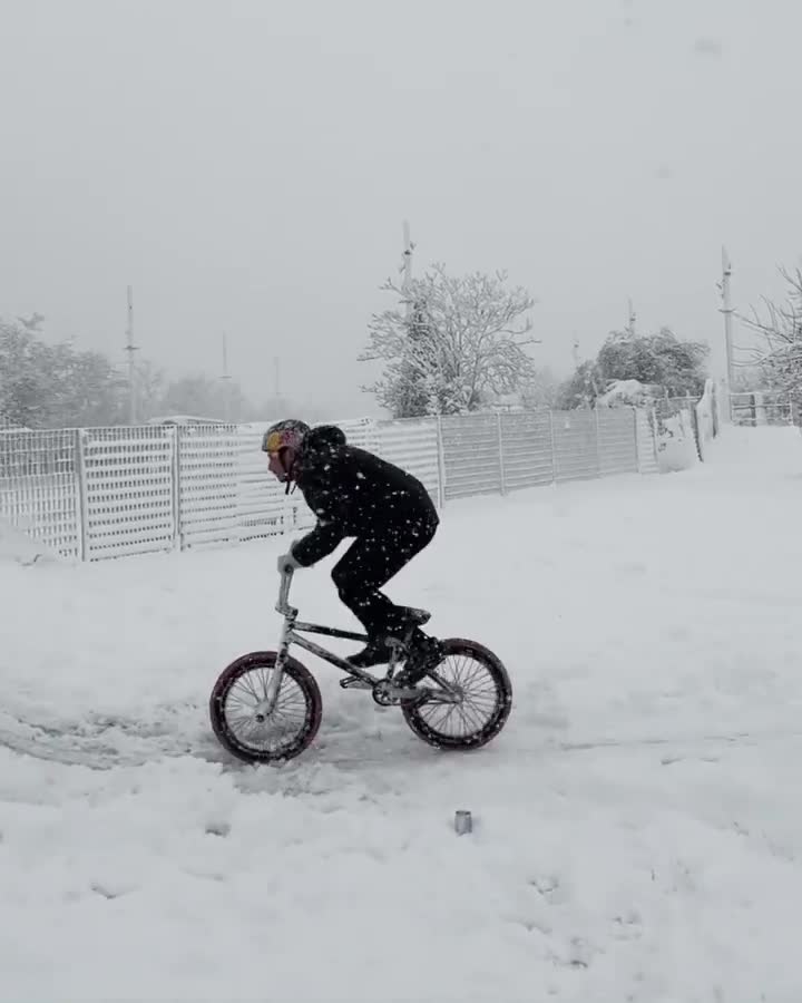 下雪天不仅要骑车 而且还要会整活