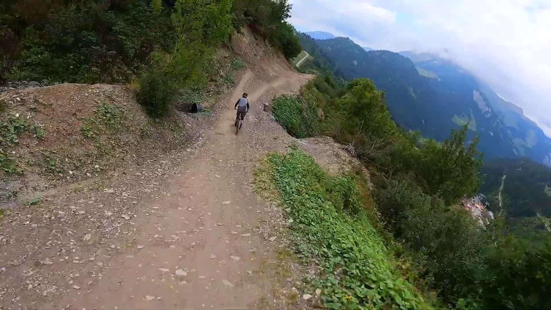 第一视角坠山骑行 惊险刺激堪称指尖上骑行