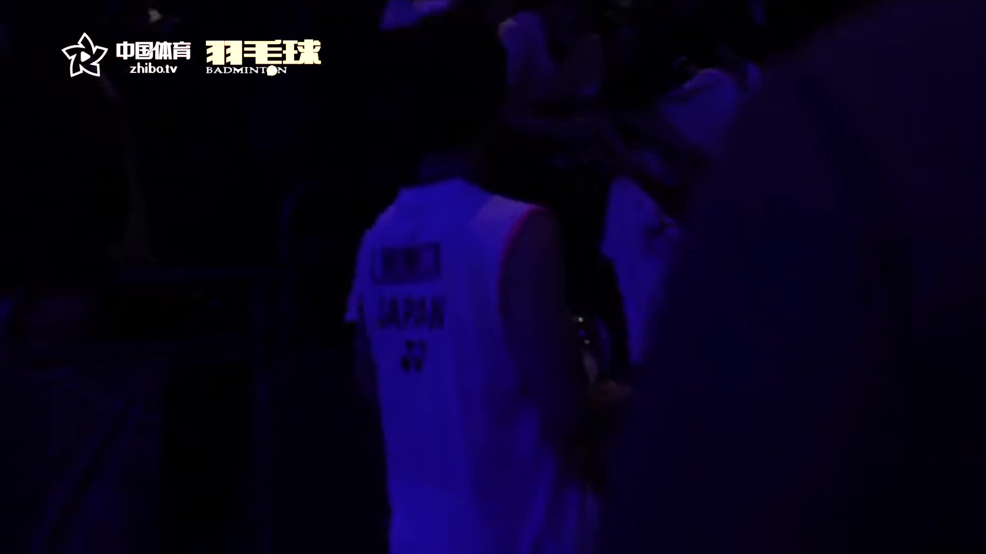 现场球迷热情不减  桃田夺冠后现场签名