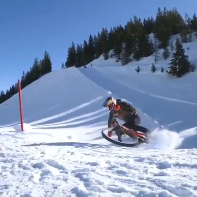 雪地里面骑着山地车驰骋