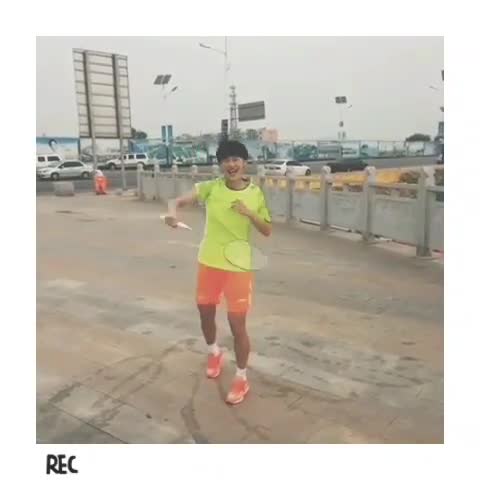 风中狂挥球拍 陈雨菲练到手发抖