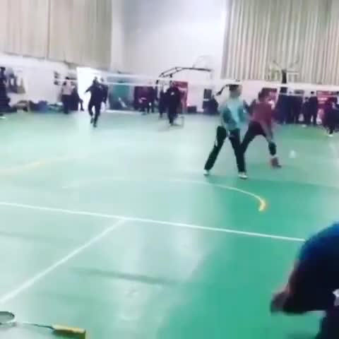 业余混双男：飞身鱼跃救球拍子被甩出 女搭档坐地回球好激烈
