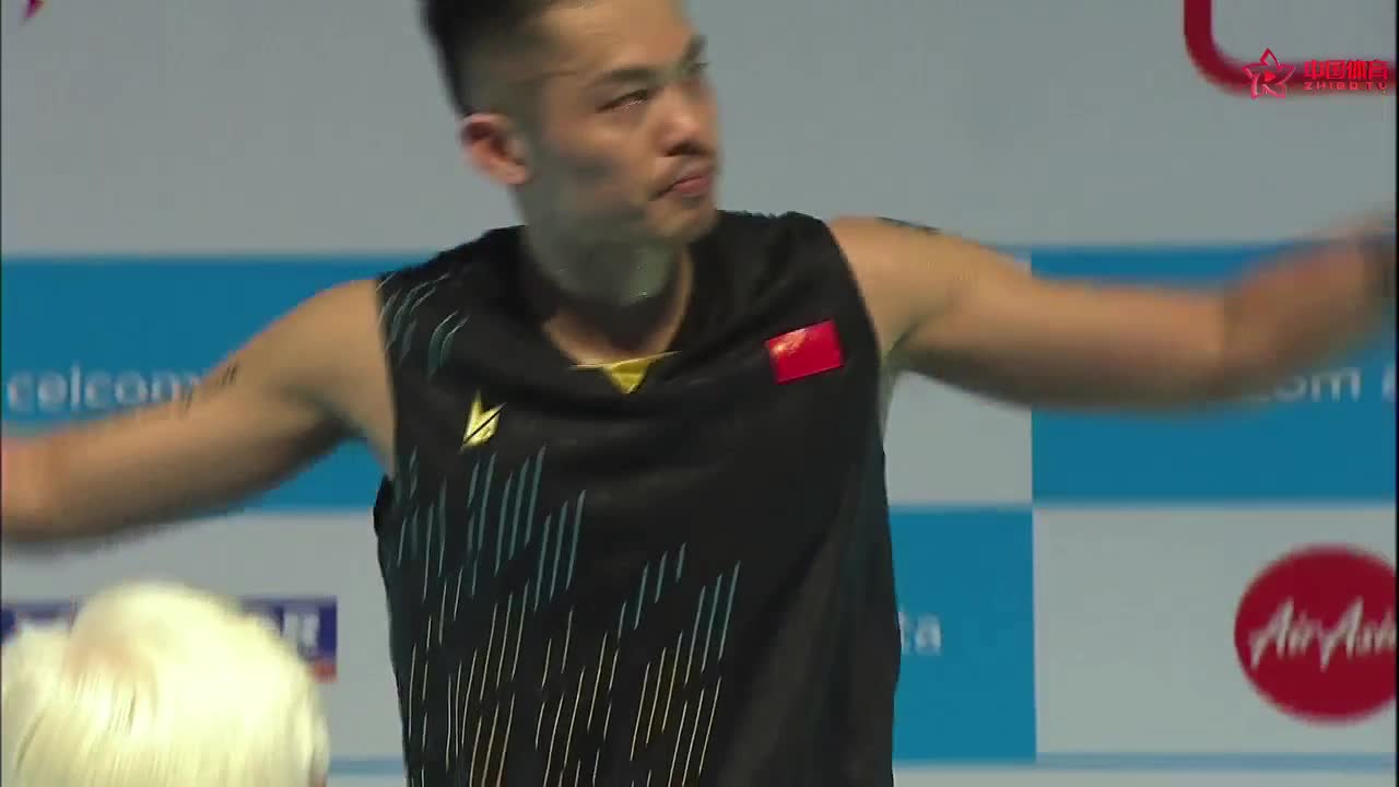 泪目！李宗伟现身为林丹谌龙颁奖！三人再同台