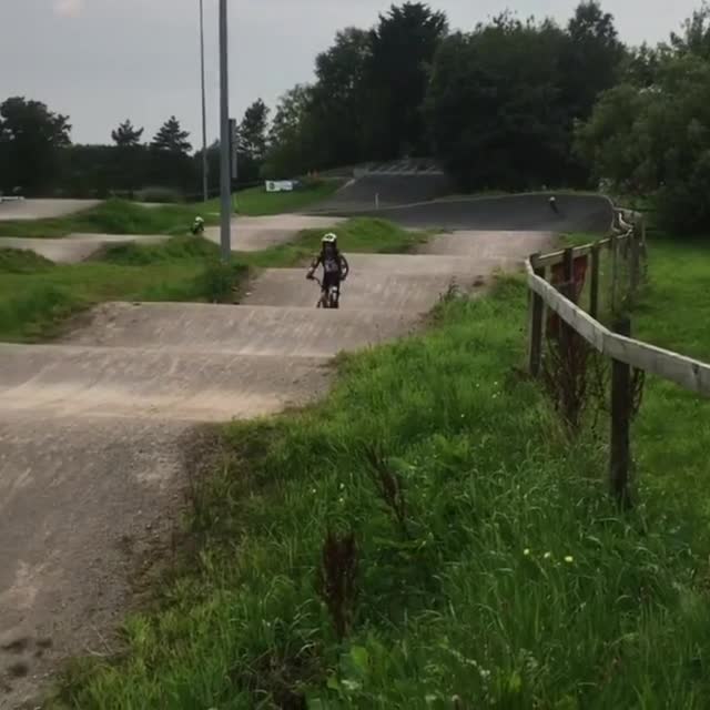 在BMX赛道中疯狂驰骋