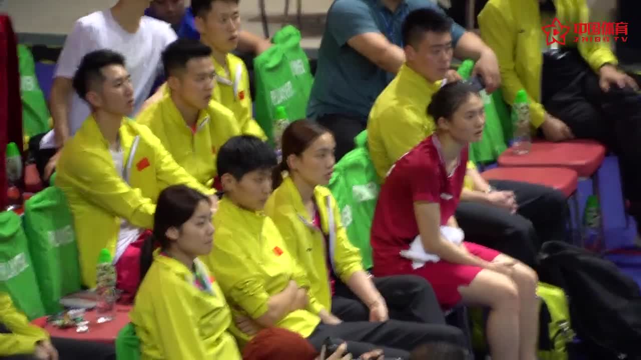 球场惊现整齐划一魔性摇头舞：也就看了十几遍