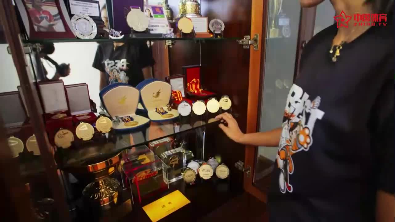 串门王仪涵家：屋里堆满了奖杯和奖牌让人肃然起敬