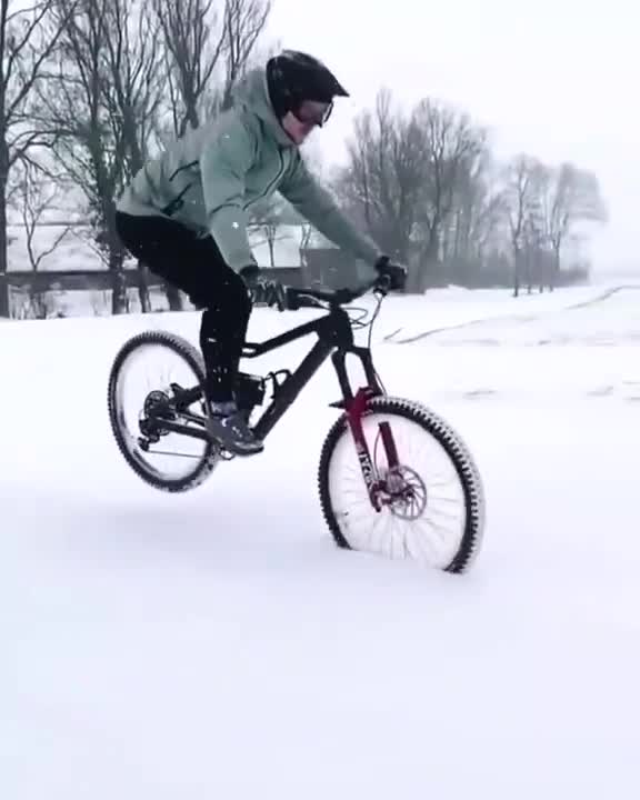 场面一度过于好笑 骑着骑着车消失了