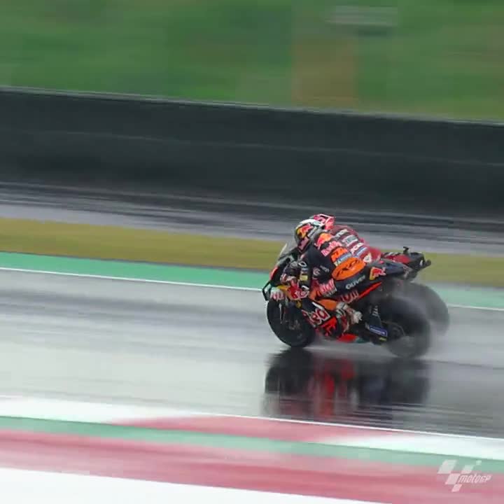 MotoGP印尼站正赛：奥利维拉湿地精彩瞬间