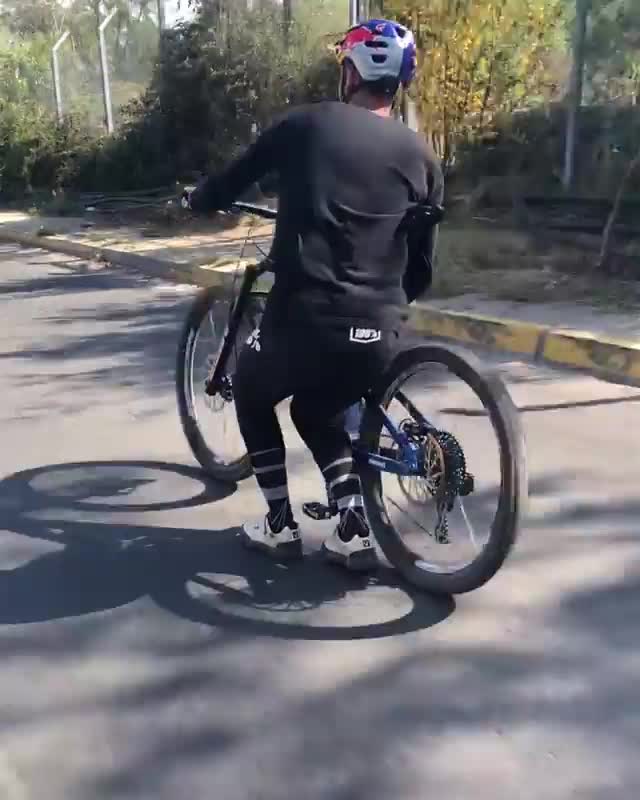 萨甘看了这位大哥的wheelie技术之后也得服气