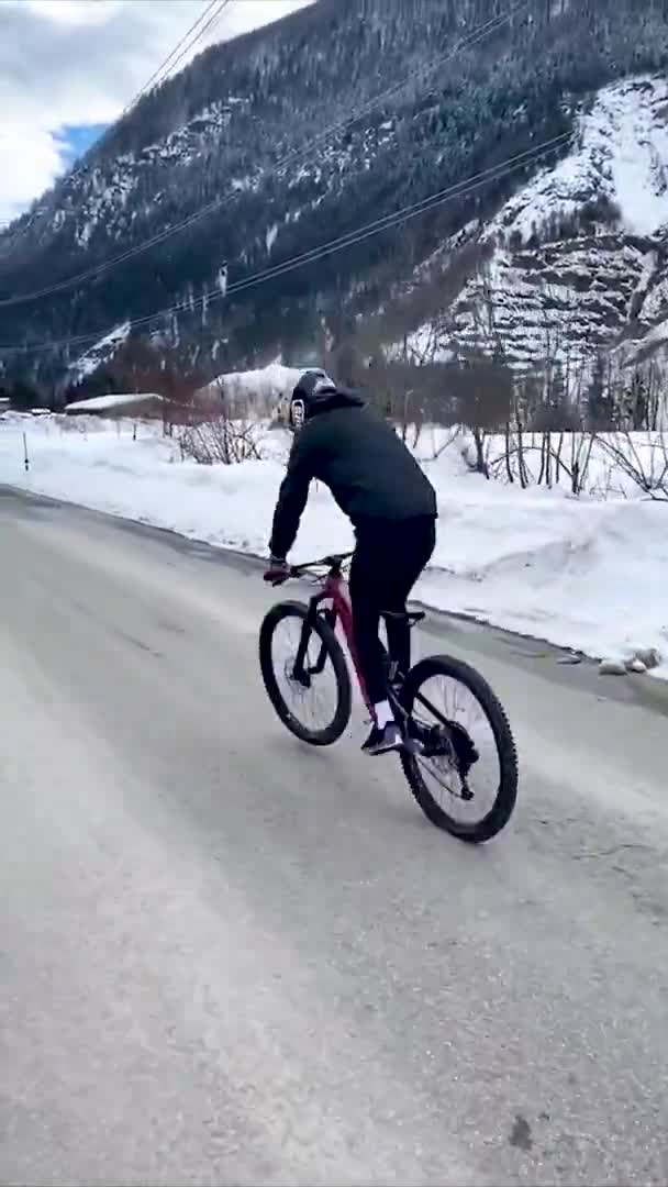 这一套流畅的山地车特技 每个三五年功夫练不出来