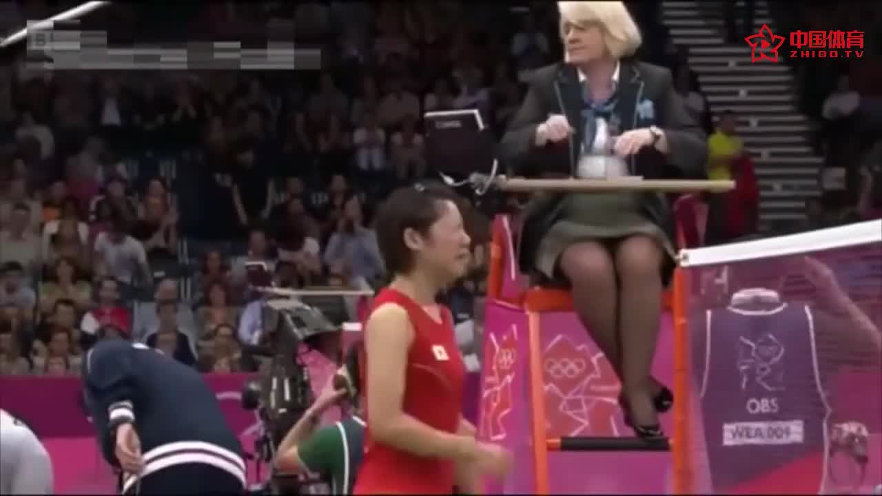 羽毛球场上的花样少女意外受伤让人怜
